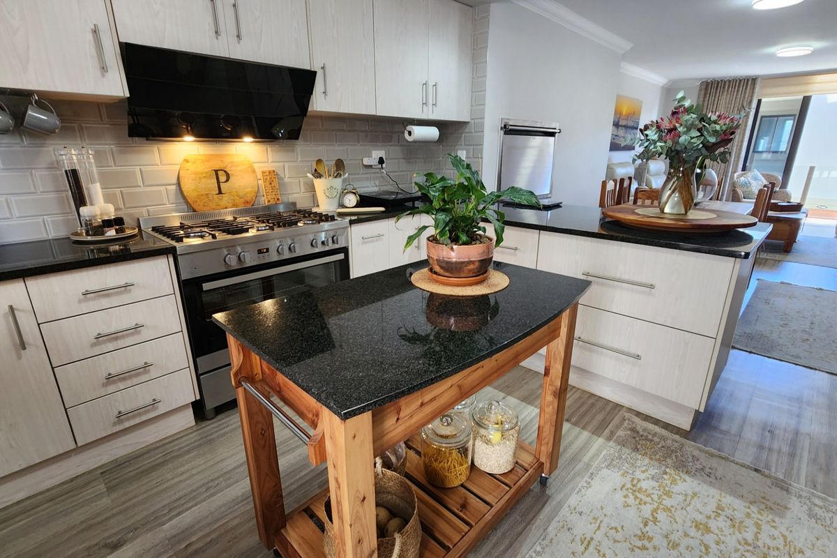 Apartment For Sale...  Prestigious New Development... "The Cliffs" in Mossel Bay Central... !!! - Photo 2