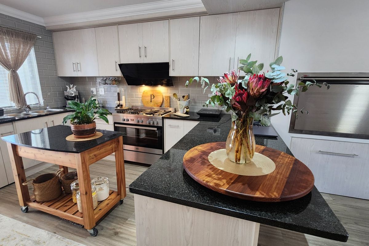 Apartment For Sale...  Prestigious New Development... "The Cliffs" in Mossel Bay Central... !!! - Photo 3