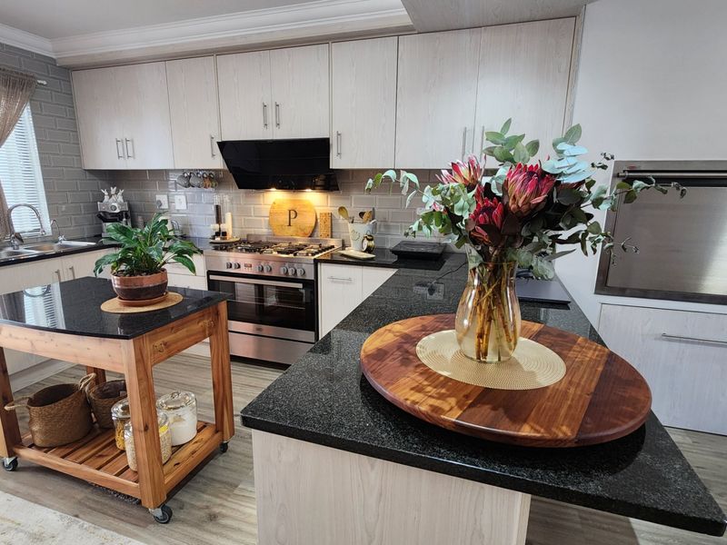 Apartment For Sale...  Prestigious New Development... "The Cliffs" in Mossel Bay Central... !!! - Photo 3