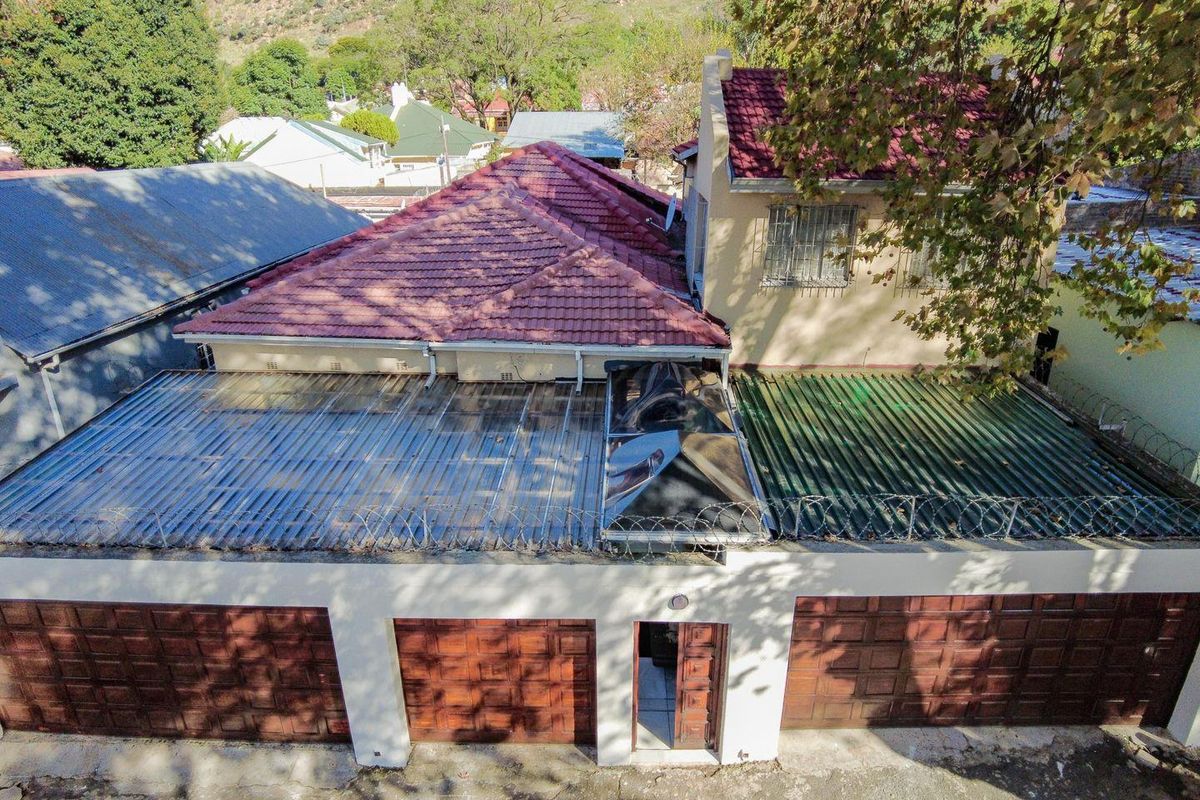 Newly Renovated Four bedroom house, up in the Valley, right acroos the road to Rand private collegue. - Photo 2