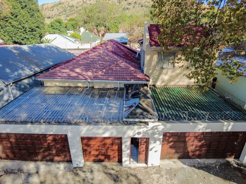 Newly Renovated Four bedroom house, up in the Valley, right acroos the road to Rand private collegue. - Photo 2