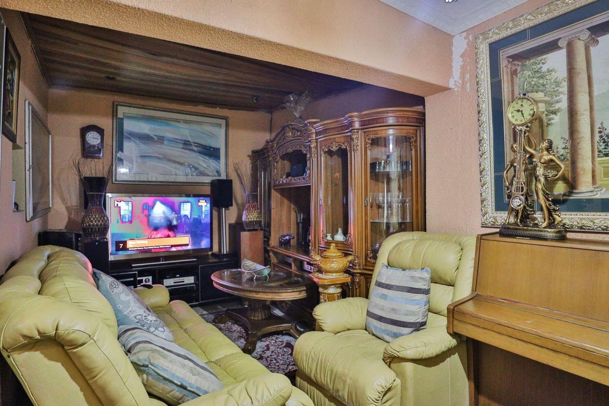 Newly Renovated Four bedroom house, up in the Valley, right acroos the road to Rand private collegue. - Photo 5