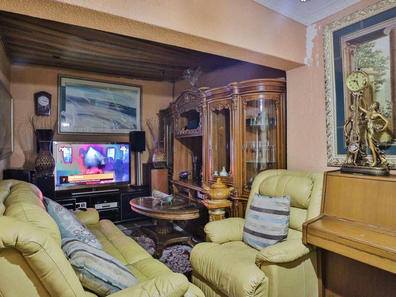 Newly Renovated Four bedroom house, up in the Valley, right acroos the road to Rand private collegue. - Photo 5