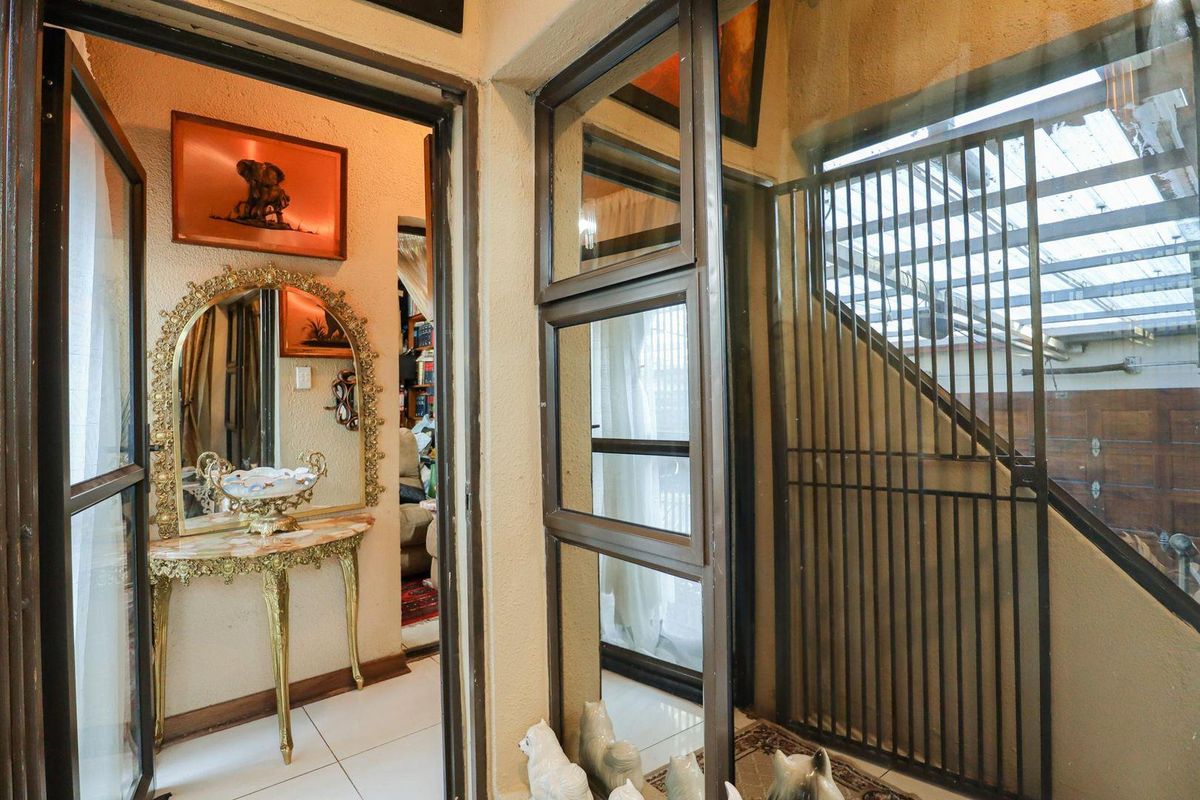 Newly Renovated Four bedroom house, up in the Valley, right acroos the road to Rand private collegue. - Photo 4