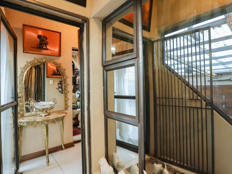 Newly Renovated Four bedroom house, up in the Valley, right acroos the road to Rand private collegue. - Photo 4