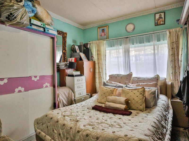 Newly Renovated Four bedroom house, up in the Valley, right acroos the road to Rand private collegue. - Photo 10