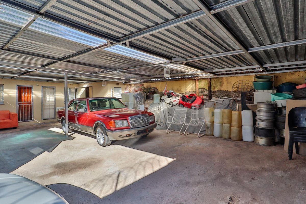 Newly Renovated Four bedroom house, up in the Valley, right acroos the road to Rand private collegue. - Photo 3