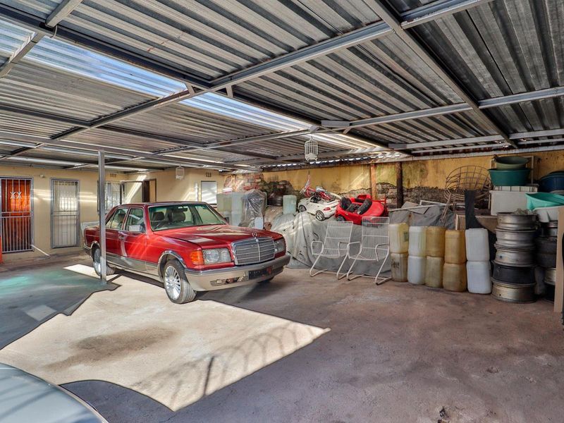 Newly Renovated Four bedroom house, up in the Valley, right acroos the road to Rand private collegue. - Photo 3