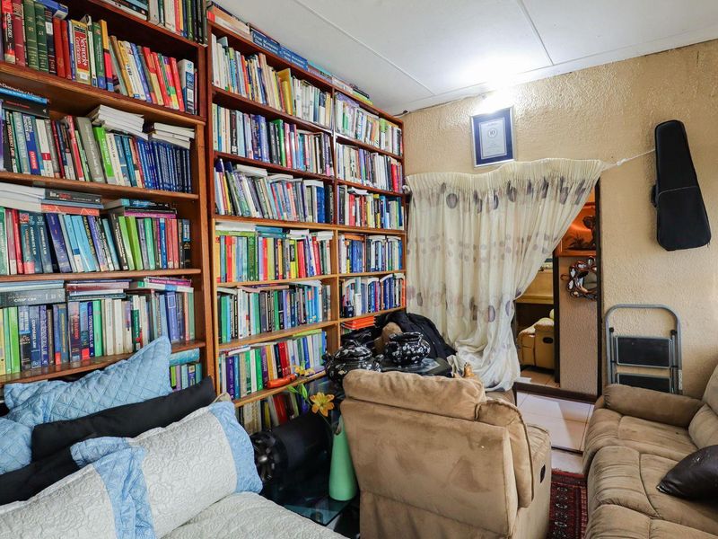 Newly Renovated Four bedroom house, up in the Valley, right acroos the road to Rand private collegue. - Photo 8