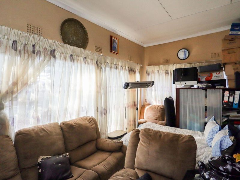 Newly Renovated Four bedroom house, up in the Valley, right acroos the road to Rand private collegue. - Photo 7