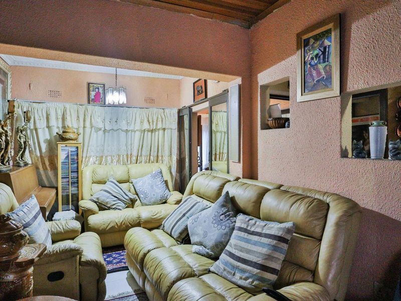 Newly Renovated Four bedroom house, up in the Valley, right acroos the road to Rand private collegue. - Photo 6