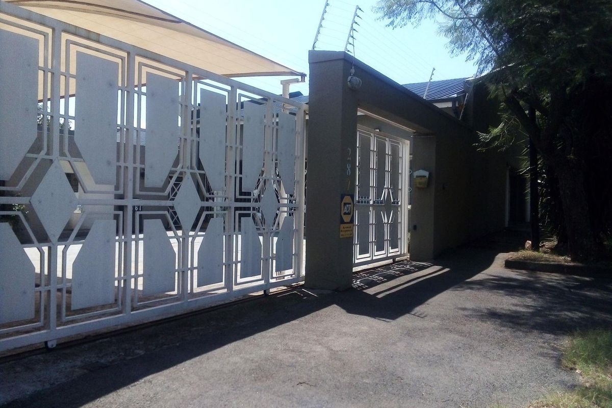 5 Bed House in Kensington for Sale - Photo 3