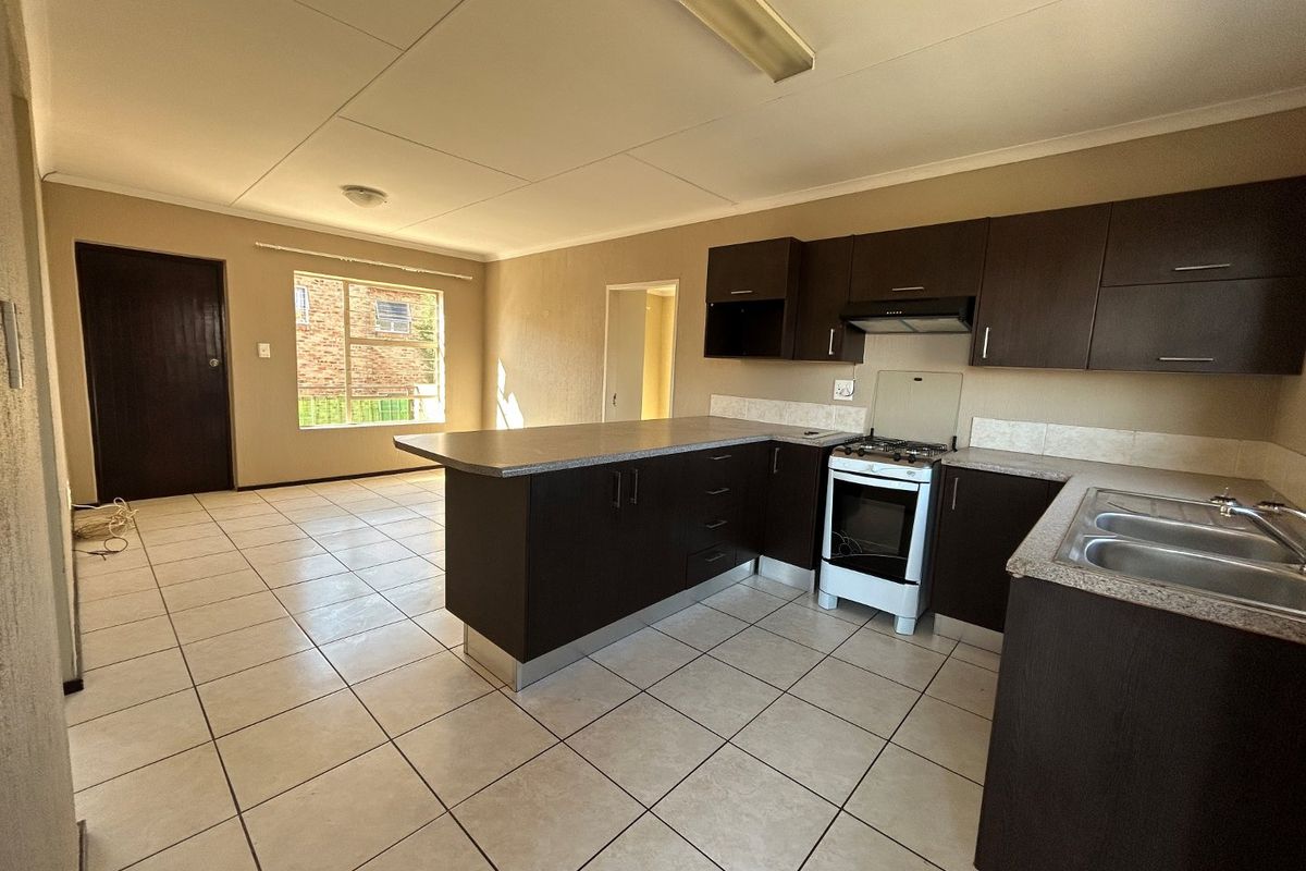 2-Bedroom, 2-Bathroom Apartment for Sale in a Well-Maintained Complex in Honeypark - Photo 3
