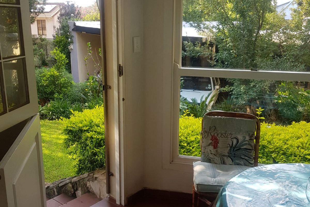 Beautiful Cosy 1x bed 1x bath Spacious  Fully Furnished Garden Cottage with Breath taking Garden Views-All inclusive-Corporate Rental/Professional  - Photo 2