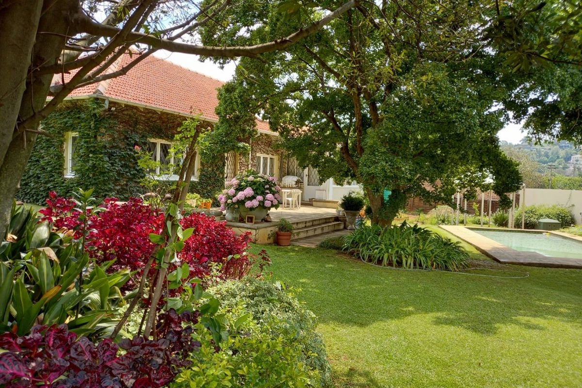 Beautiful Cosy 1x bed 1x bath Spacious  Fully Furnished Garden Cottage with Breath taking Garden Views-All inclusive-Corporate Rental/Professional  - Photo 3