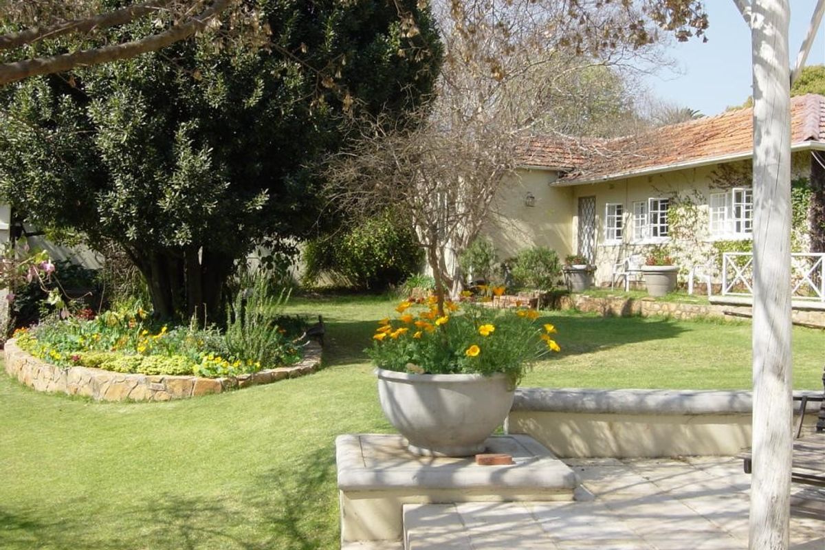 Beautiful Cosy 1x bed 1x bath Spacious  Fully Furnished Garden Cottage with Breath taking Garden Views -All Inclusive-Corporate Rental/Professional - Photo 4