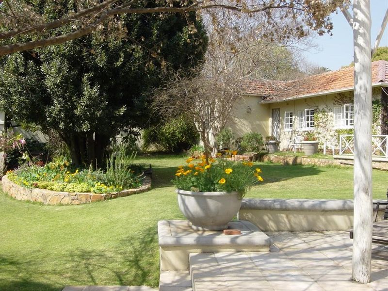 Beautiful Cosy 1x bed 1x bath Spacious  Fully Furnished Garden Cottage with Breath taking Garden Views -All Inclusive-Corporate Rental/Professional - Photo 4