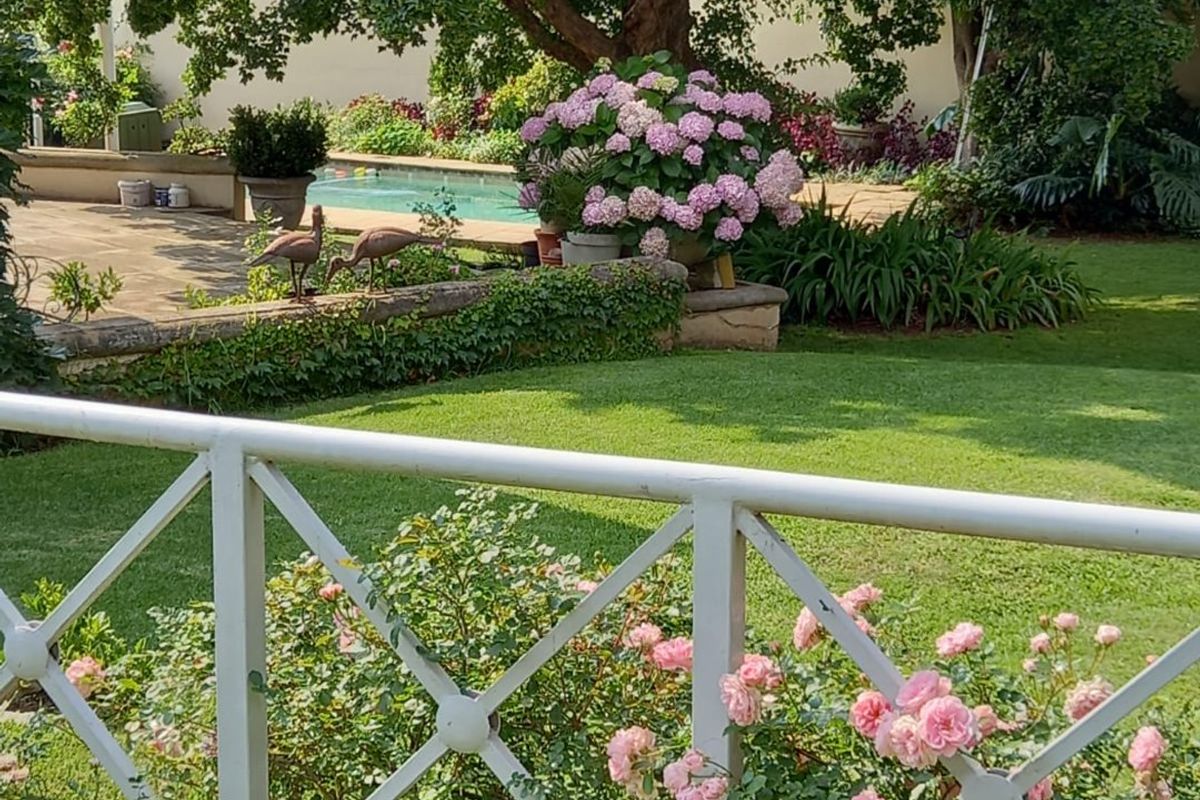 Beautiful Cosy 1x bed 1x bath Spacious  Fully Furnished Garden Cottage with Breath taking Garden Views -All Inclusive-Corporate Rental/Professional - Photo 2