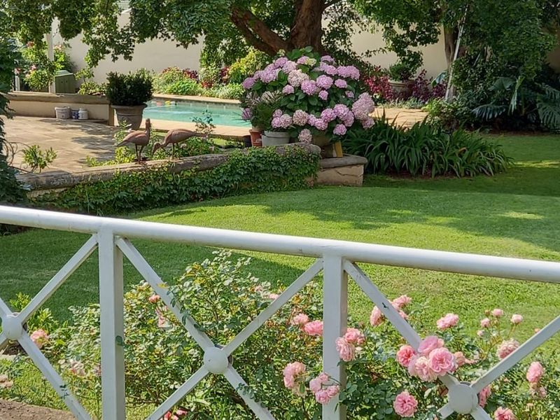 Beautiful Cosy 1x bed 1x bath Spacious  Fully Furnished Garden Cottage with Breath taking Garden Views -All Inclusive-Corporate Rental/Professional - Photo 2