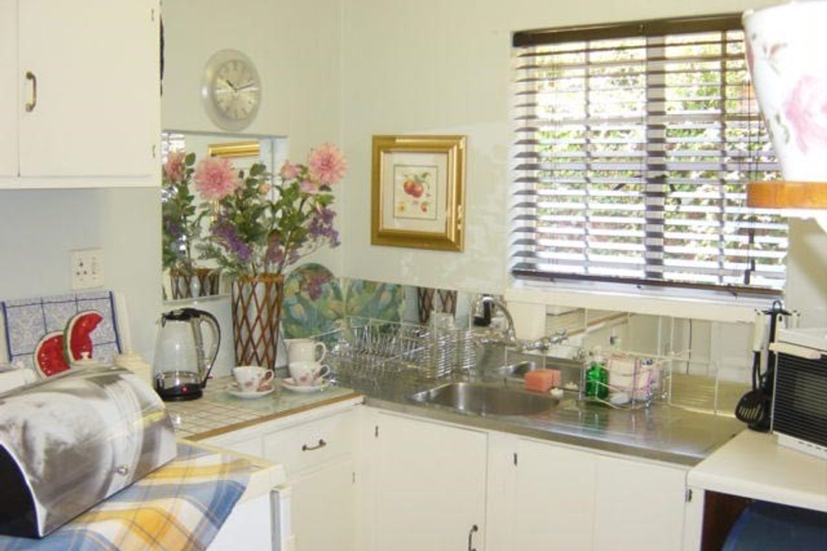 Beautiful Cosy 1x bed 1x bath Spacious  Fully Furnished Garden Cottage with Breath taking Garden Views -All Inclusive-Corporate Rental/Professional - Photo 3