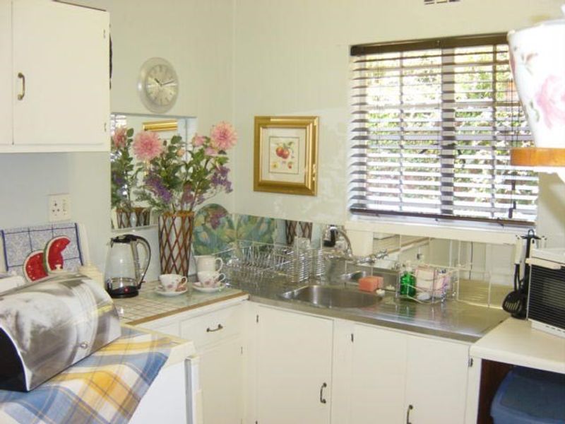 Beautiful Cosy 1x bed 1x bath Spacious  Fully Furnished Garden Cottage with Breath taking Garden Views -All Inclusive-Corporate Rental/Professional - Photo 3