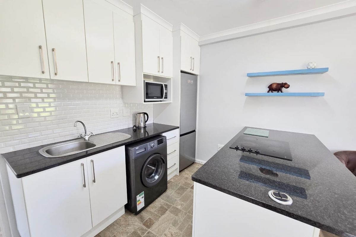 Ground Floor 2-Bedroom apartment by the Beach - Photo 3