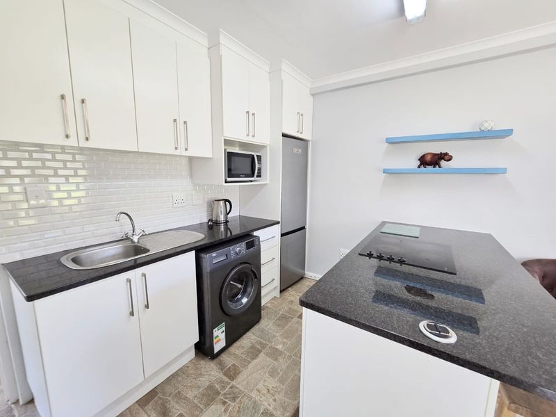 Ground Floor 2-Bedroom apartment by the Beach - Photo 3