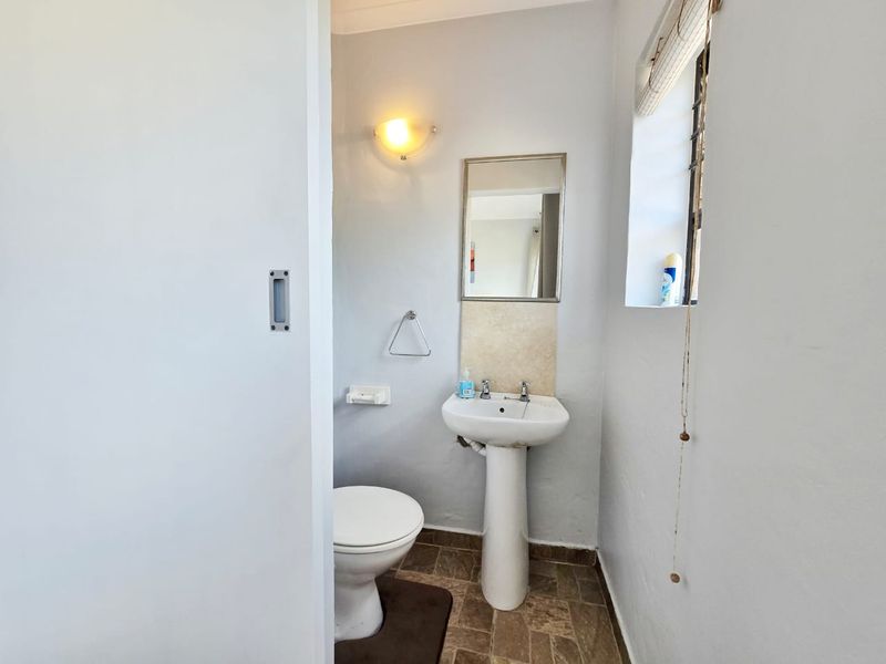 Ground Floor 2-Bedroom apartment by the Beach - Photo 9