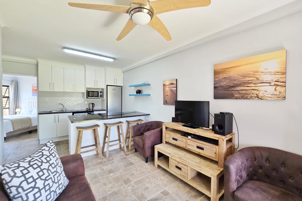 Ground Floor 2-Bedroom apartment by the Beach - Photo 4