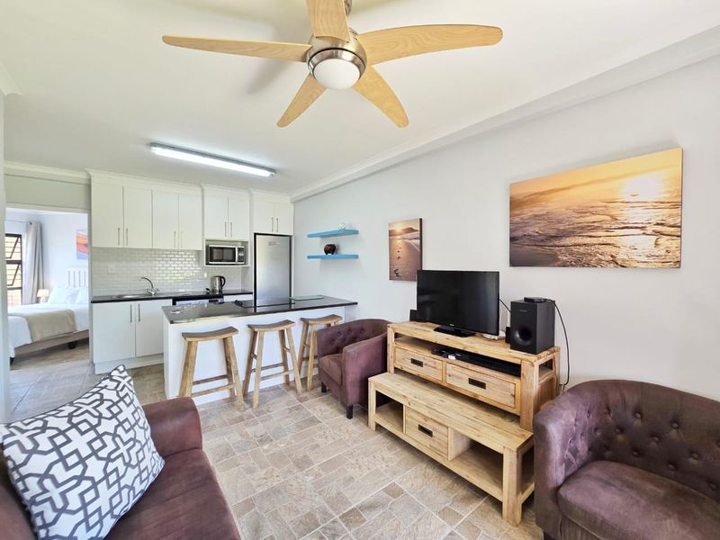 Ground Floor 2-Bedroom apartment by the Beach - Photo 4