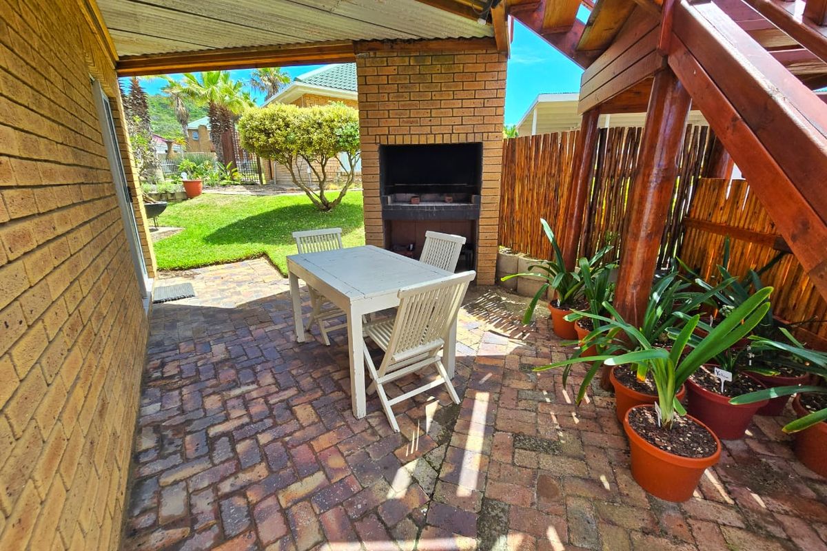 Ground Floor 2-Bedroom apartment by the Beach - Photo 2