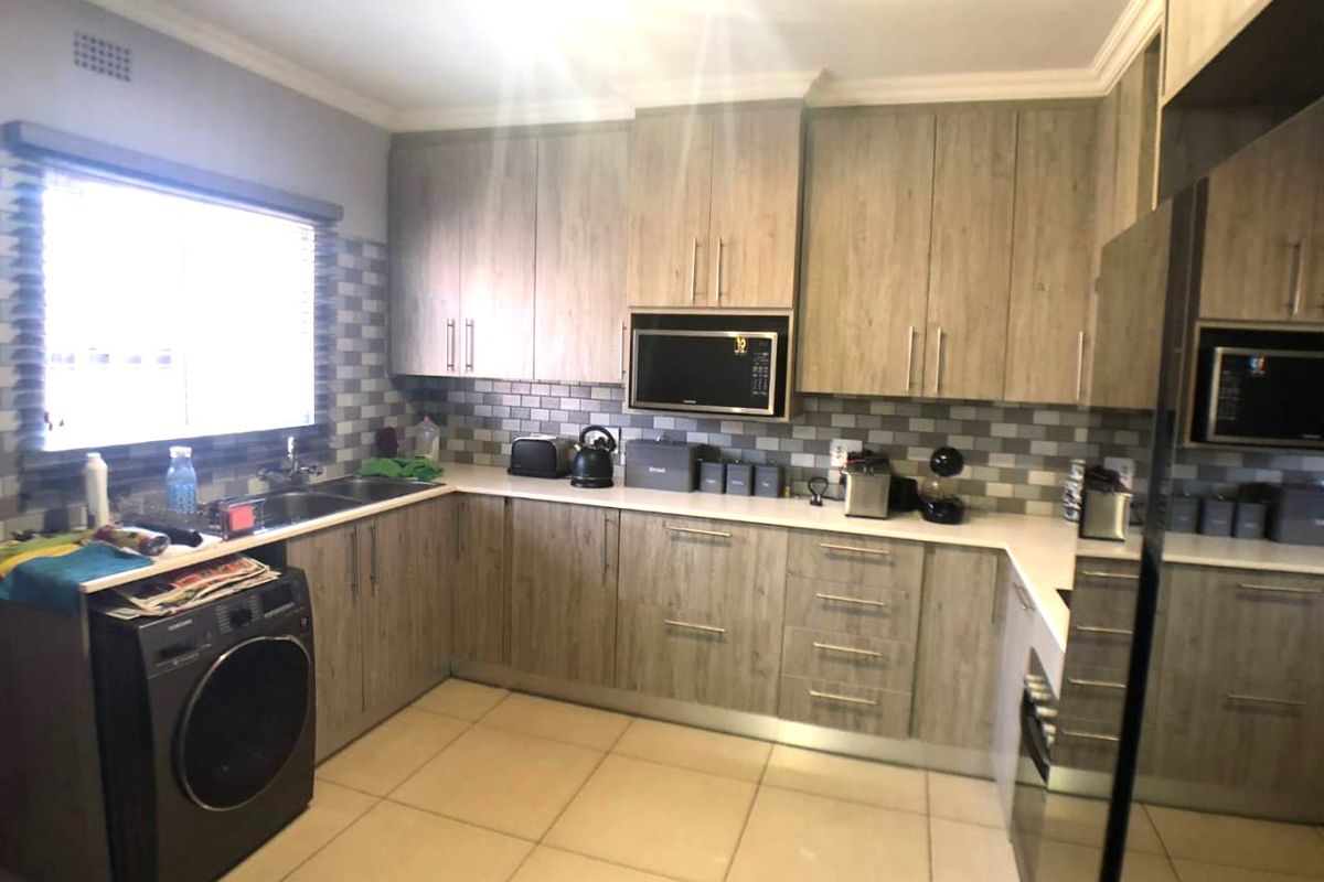 COSY HOME AWAITS YOU AND YOUR LOVED ONES - Photo 3