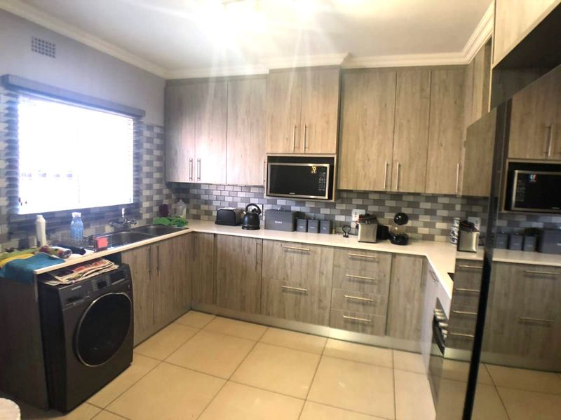 COSY HOME AWAITS YOU AND YOUR LOVED ONES - Photo 3