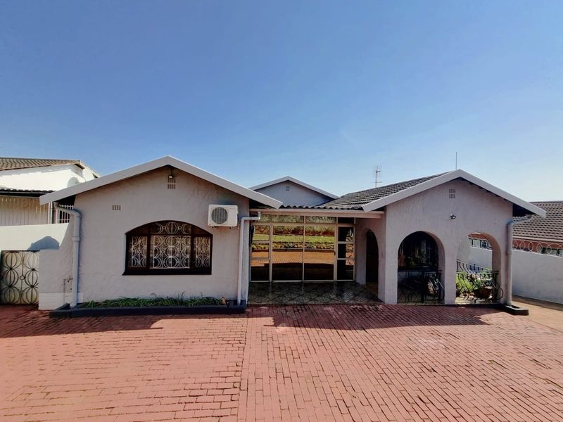 Exquisite Family Residence in Stanger Manor, Stanger, KZN - Photo 1