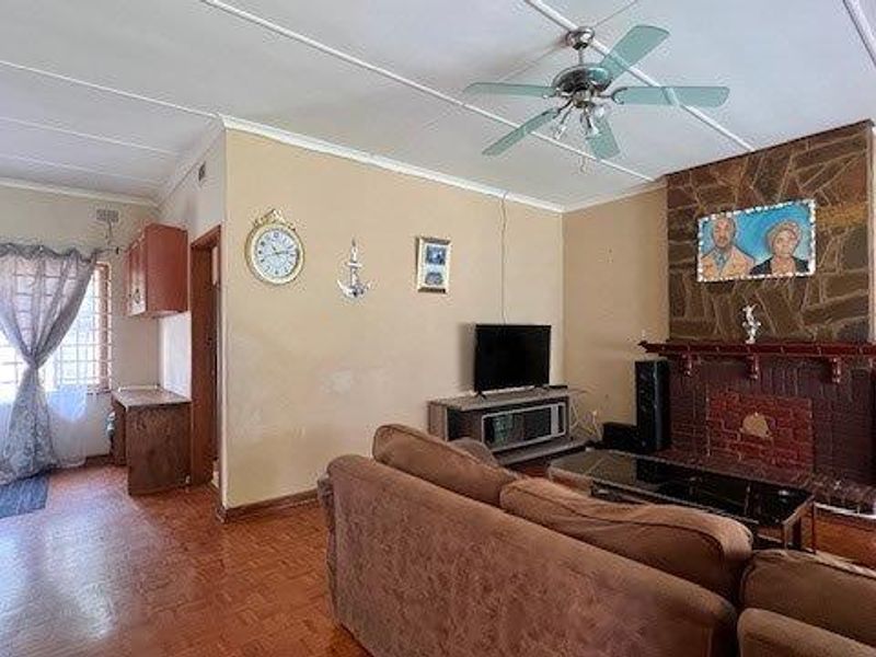 Charming 3-Bedroom Home With Income Potential in Uvongo !! - Photo 10