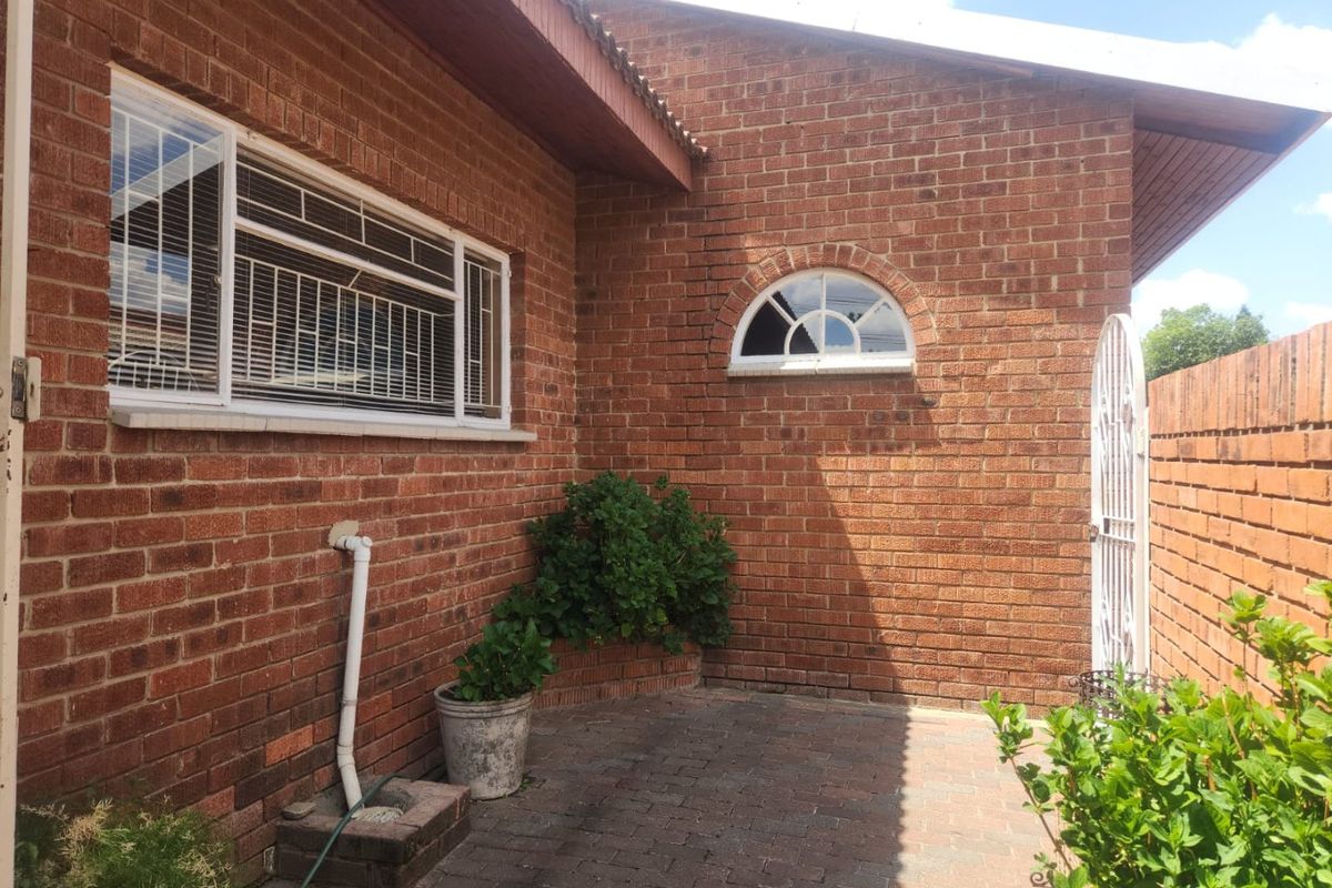 Charming Townhouse available for Viewing in Standerton  - Photo 2