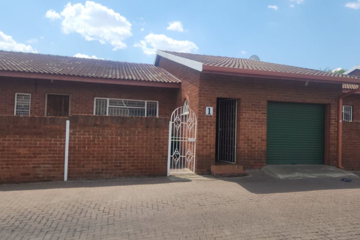 Charming Townhouse available for Viewing in Standerton  - Photo 4