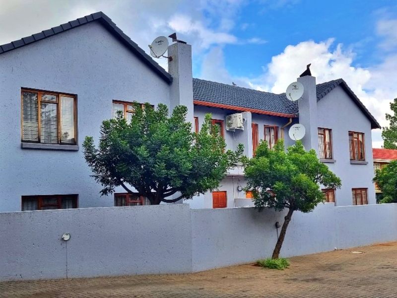 3 Bedroom 2 bathroom townhouse for sale - Photo 1