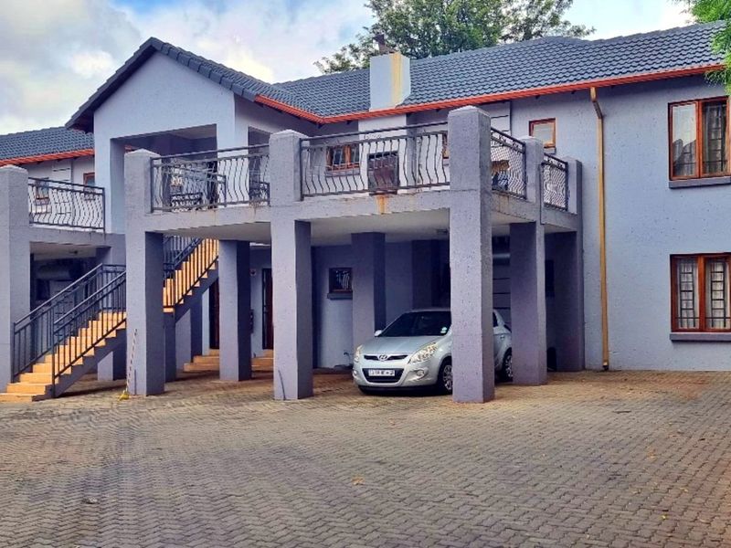 3 Bedroom 2 bathroom townhouse for sale - Photo 2