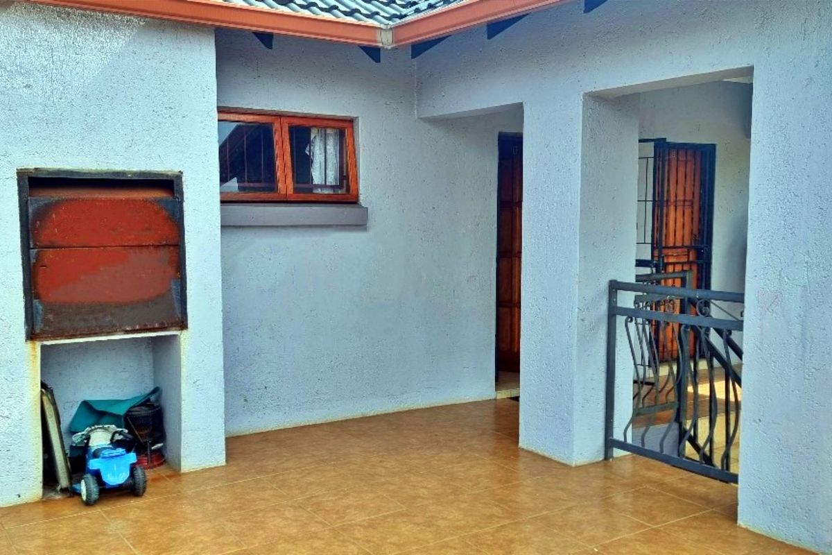 3 Bedroom 2 bathroom townhouse for sale - Photo 4