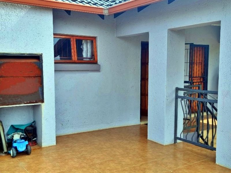 3 Bedroom 2 bathroom townhouse for sale - Photo 4