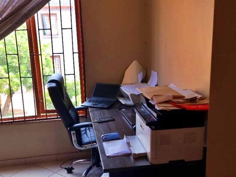 3 Bedroom 2 bathroom townhouse for sale - Photo 8