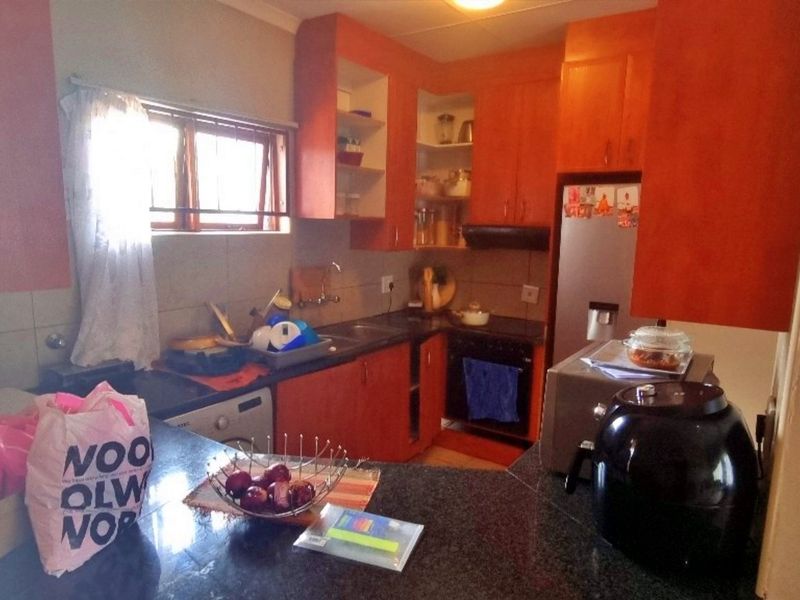 3 Bedroom 2 bathroom townhouse for sale - Photo 6