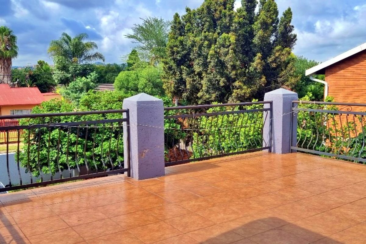 3 Bedroom 2 bathroom townhouse for sale - Photo 3