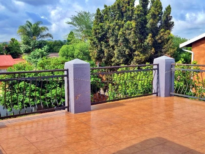 3 Bedroom 2 bathroom townhouse for sale - Photo 3