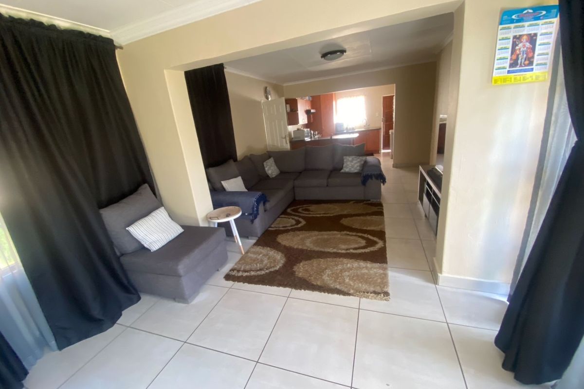 3 Bedroom 2 Bathroom Townhouse in Kyalami Hills - Photo 4