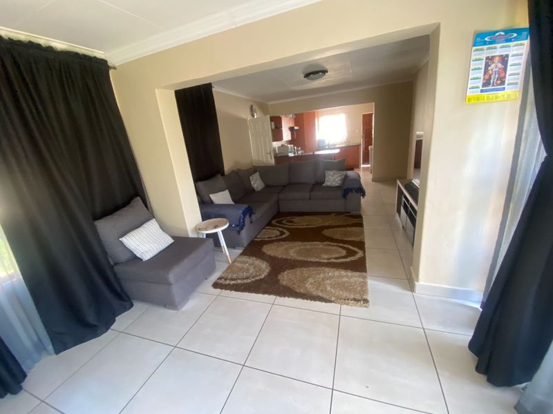 3 Bedroom 2 Bathroom Townhouse in Kyalami Hills - Photo 4