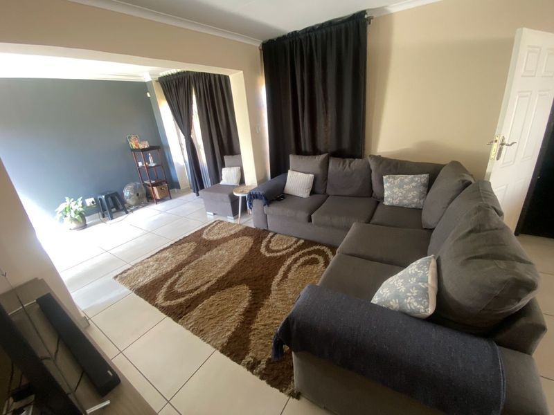 3 Bedroom 2 Bathroom Townhouse in Kyalami Hills - Photo 3