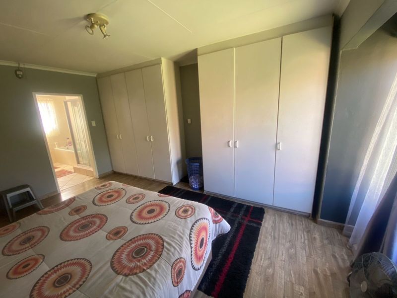 3 Bedroom 2 Bathroom Townhouse in Kyalami Hills - Photo 8