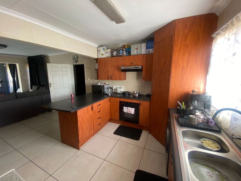 3 Bedroom 2 Bathroom Townhouse in Kyalami Hills - Photo 6